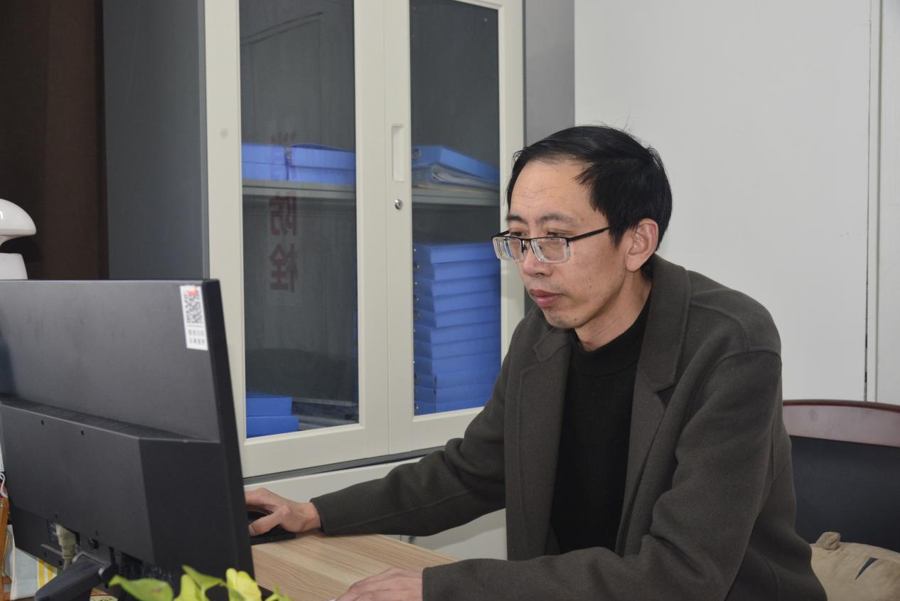 謹(jǐn)嚴(yán)細(xì)實(shí) 盡職盡責(zé)&mdash;&mdash;灌東鹽場(chǎng)劉洪建.jpg